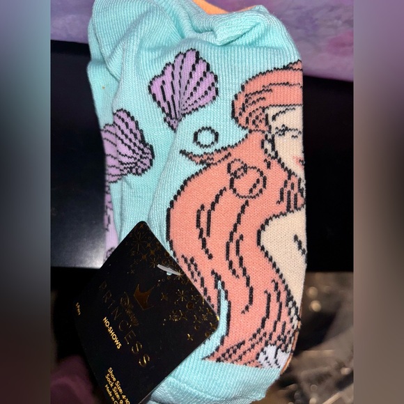 Disney Makeup Eraser Set  w/ 3 lip glosses and set of 5 socks - Picture 10 of 14